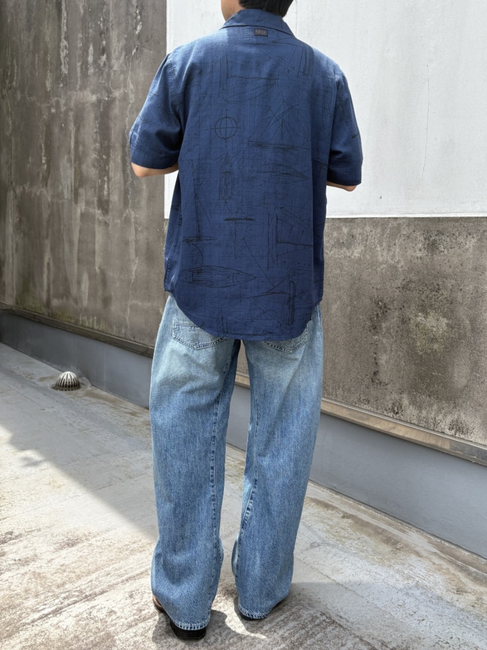 ホワイト系のTシャツ/カットソー、ブルー系のシャツ/ブラウス、ブルー系のデニムパンツを着用したメンズの夏コーディネートの2枚目の写真