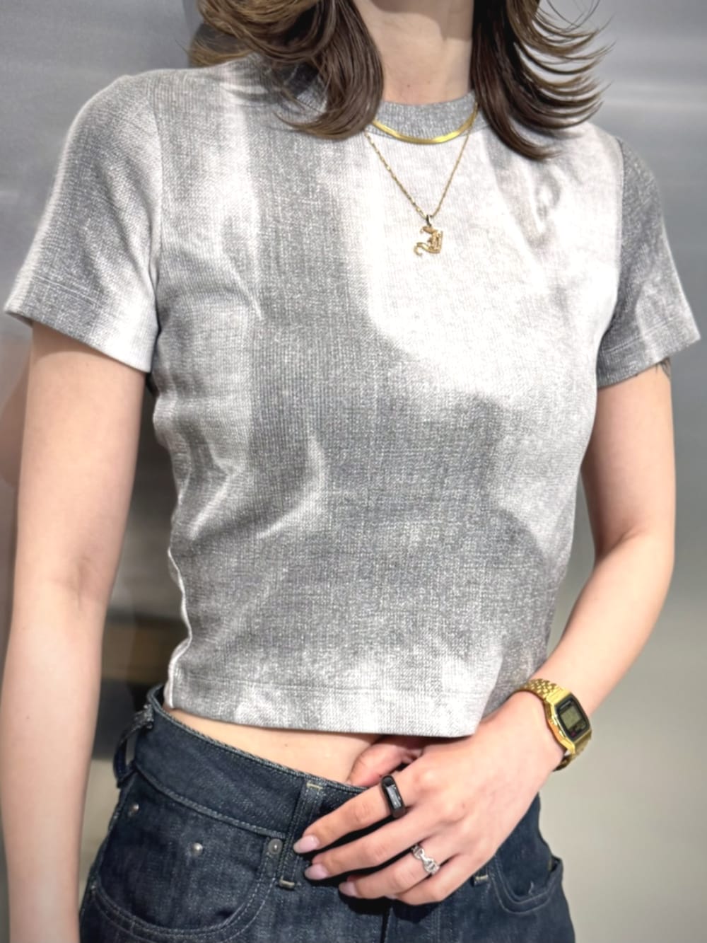 グレー系のTシャツ/カットソー、ブルー系のデニムパンツを着用したレディースの夏コーディネートの2枚目の写真