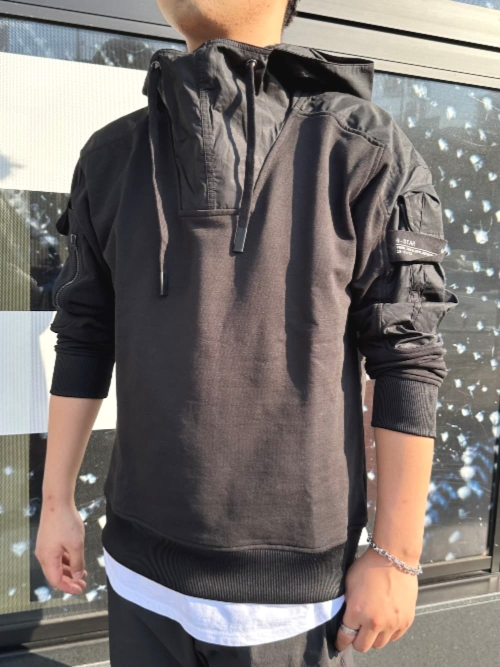 ブラック系のパーカー、ブラック系のその他パンツ、ブラック系のキャップを着用したメンズの秋コーディネートの2枚目の写真