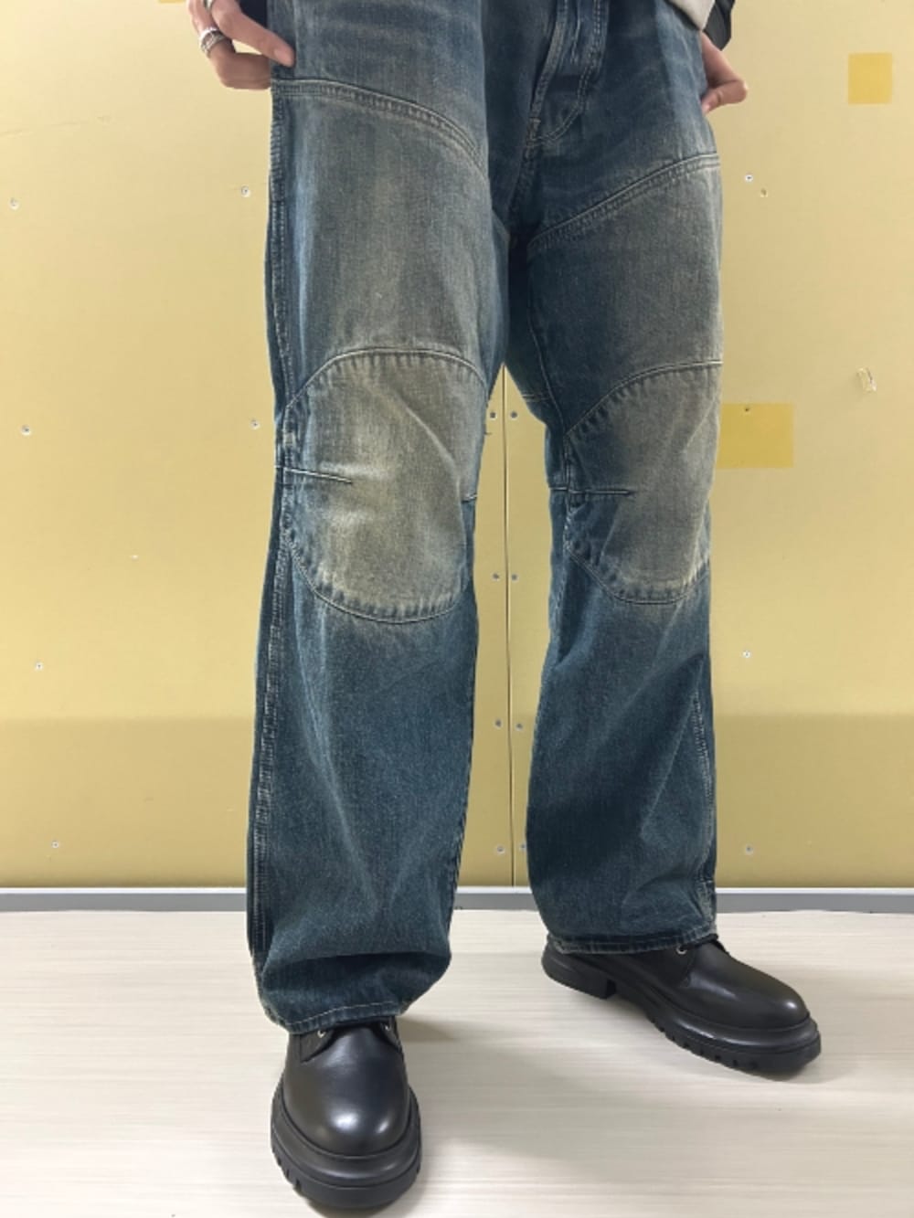 ブラック系のブルゾン、ブルー系のデニムパンツを着用したメンズの春コーディネートの2枚目の写真