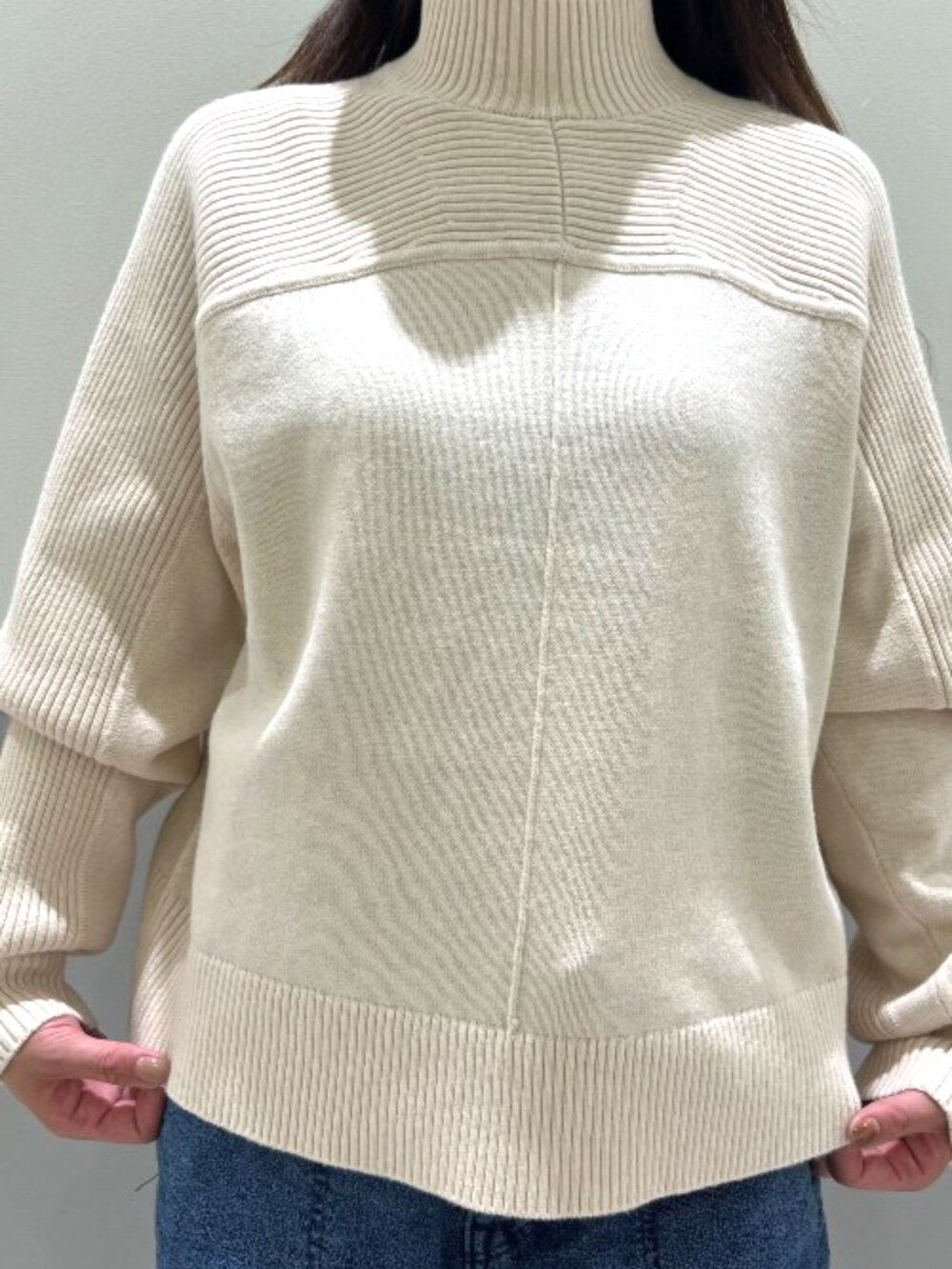 ブルー系のデニムパンツを着用したレディースの秋コーディネートの3枚目の写真