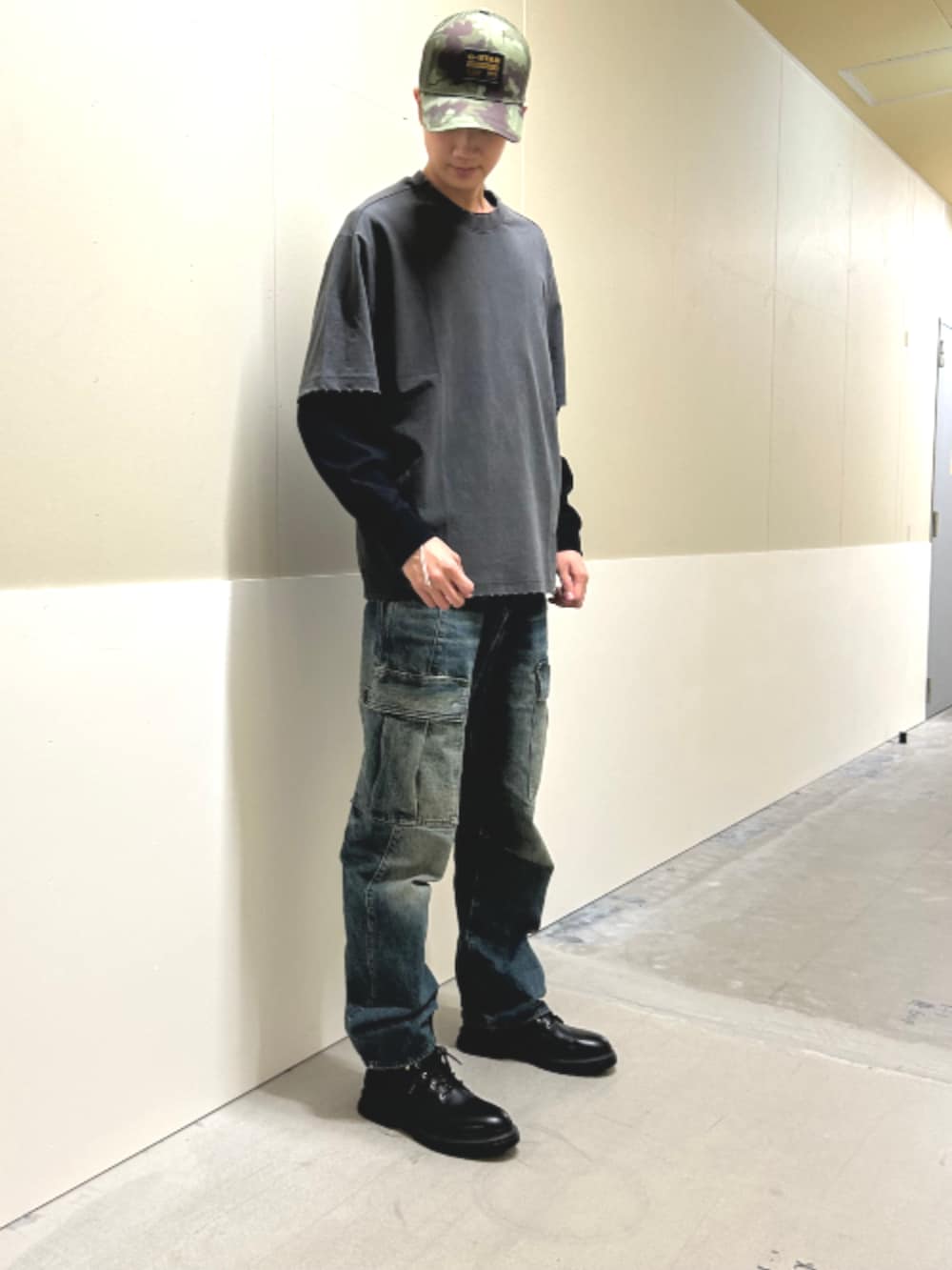ブラック系のTシャツ/カットソー、ブラック系のTシャツ/カットソー、ブルー系のデニムパンツを着用したメンズの春コーディネートの2枚目の写真