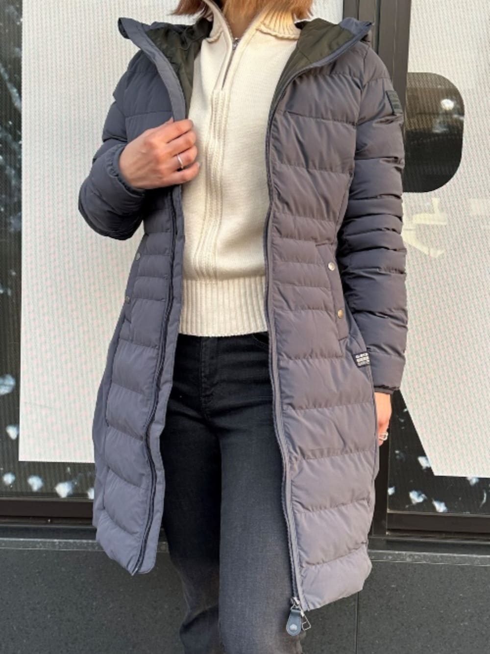 ホワイト系のダウンジャケット/コート、ブラック系のデニムパンツを着用したレディースの冬コーディネートの2枚目の写真