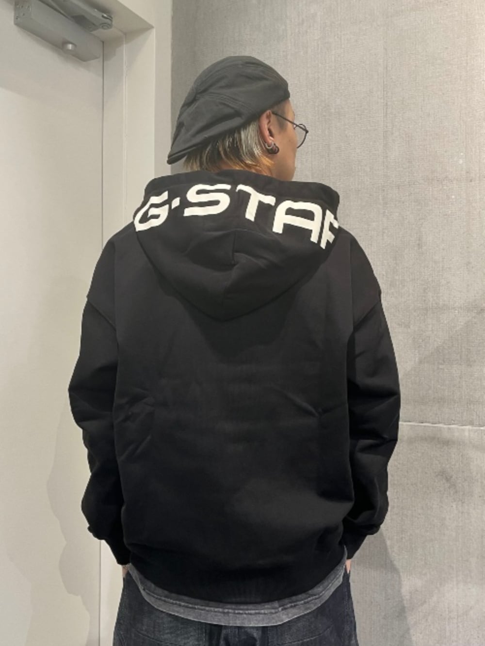 ブラック系のTシャツ/カットソー、ブラック系のパーカーを着用したメンズの秋コーディネートの3枚目の写真