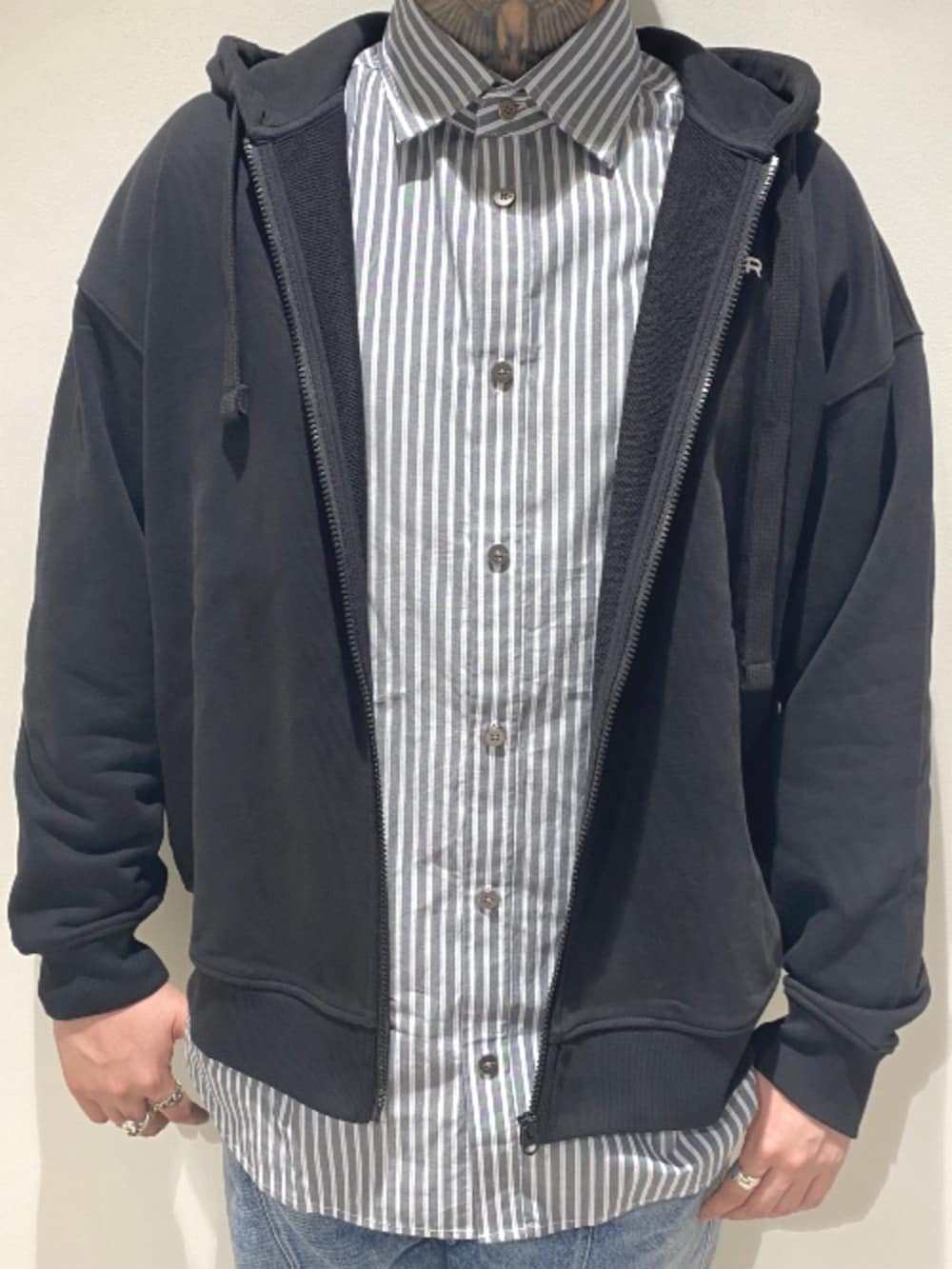 その他のシャツ/ブラウス、ブラック系のパーカー、ブルー系のデニムパンツを着用したメンズの秋コーディネートの3枚目の写真