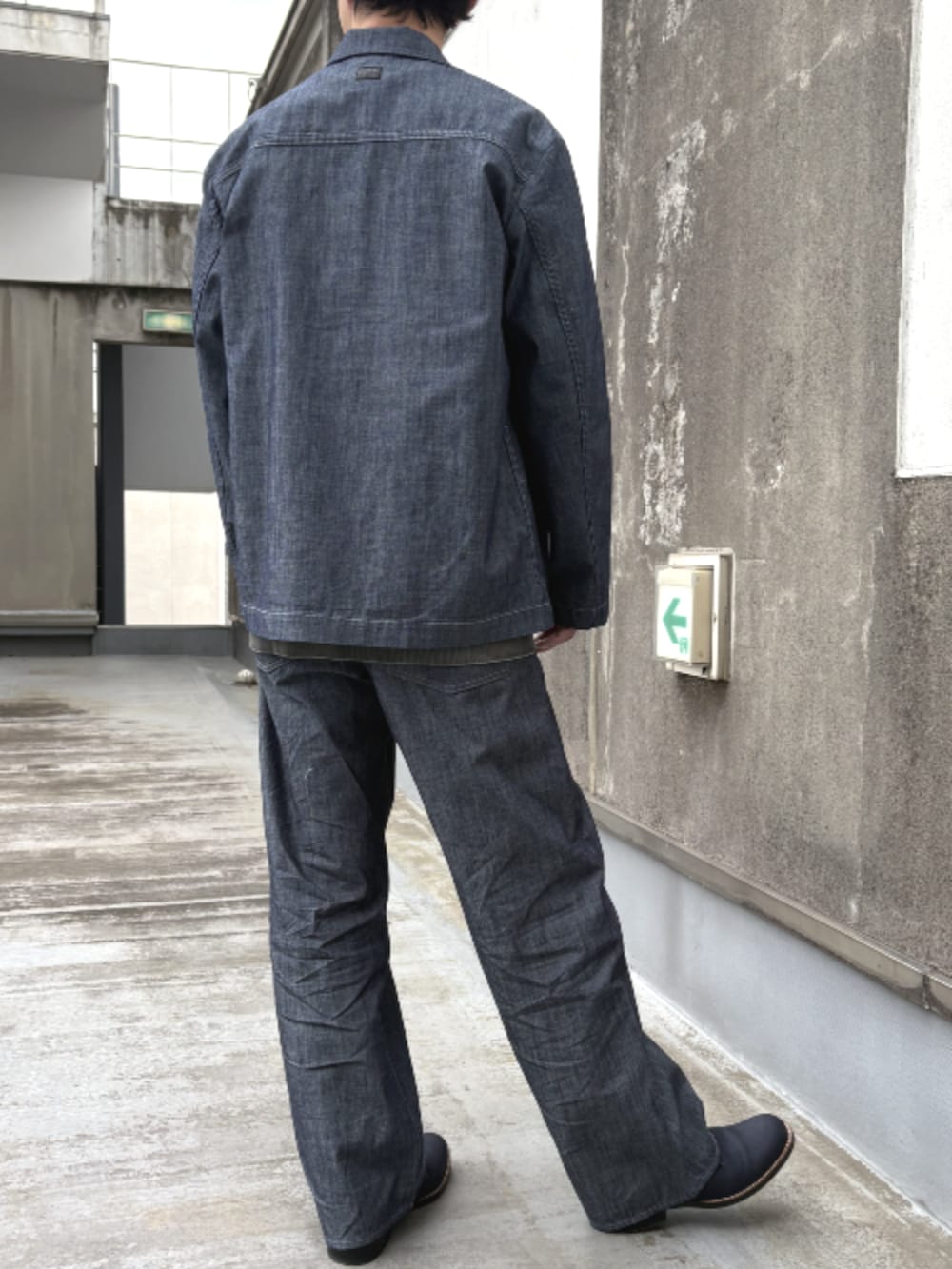 ブルー系のデニムジャケット、ホワイト系のTシャツ/カットソー、ブルー系のデニムパンツを着用したメンズの春コーディネートの2枚目の写真