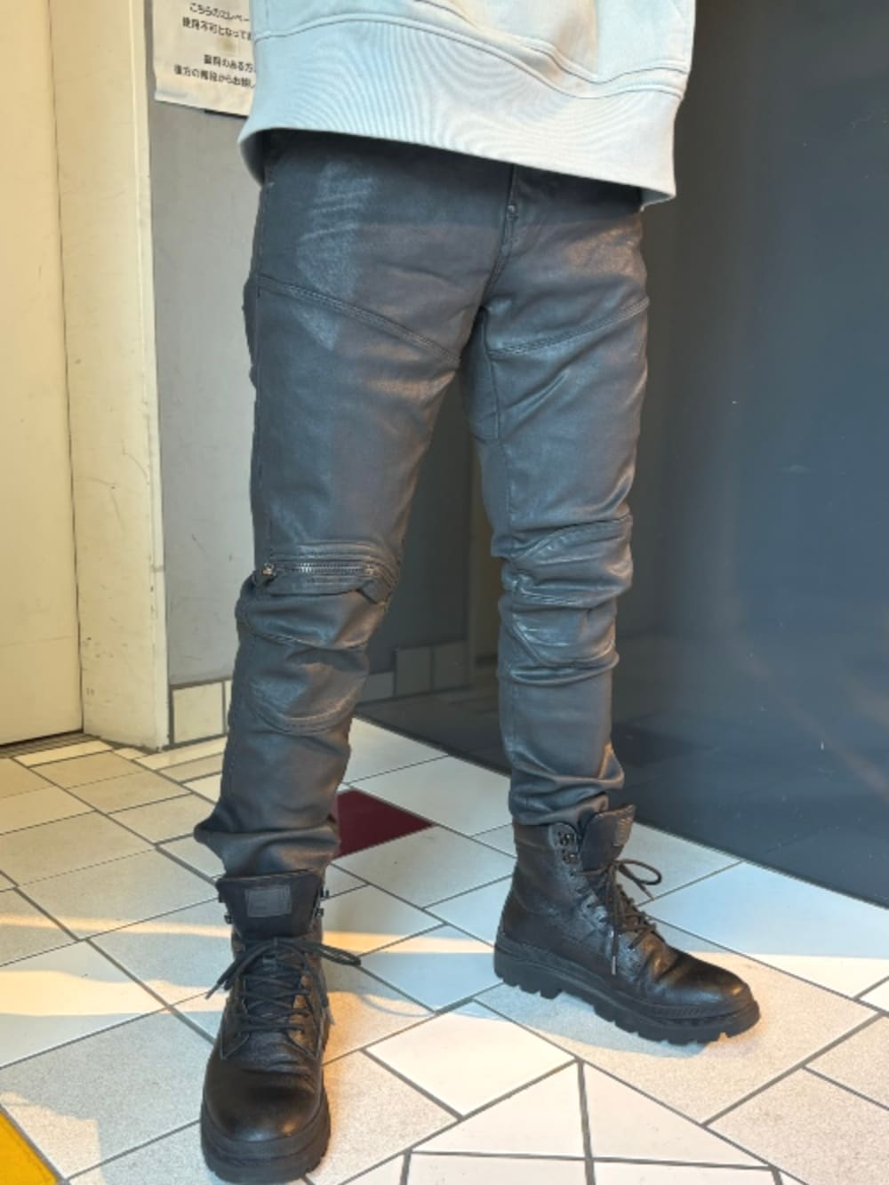 ブラック系のMA-1、ブラック系のデニムパンツ、グレー系のパーカーを着用したメンズの秋コーディネートの3枚目の写真