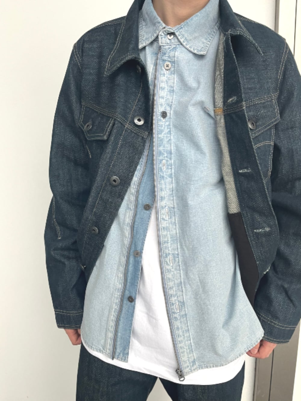 ブルー系のシャツ/ブラウス、ブルー系のデニムジャケット、ブルー系のデニムパンツを着用したメンズの春コーディネートの3枚目の写真