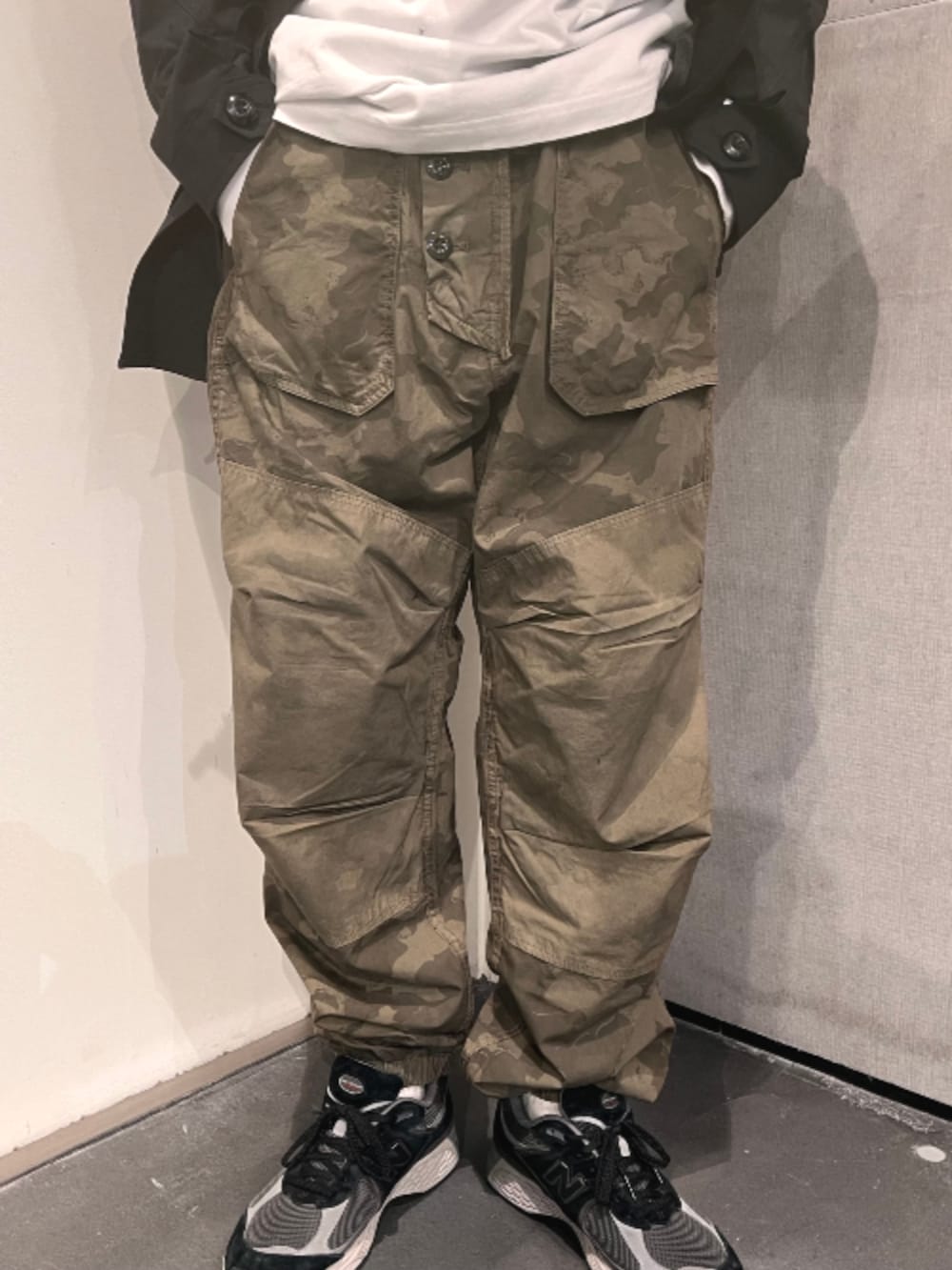 その他のカーゴパンツ、ホワイト系のTシャツ/カットソー、グレー系のキャップを着用したメンズの春コーディネートの4枚目の写真