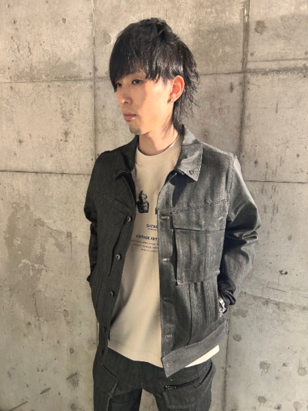 ブルー系のデニムジャケット、ブルー系のデニムパンツを着用したメンズの秋コーディネートの3枚目の写真