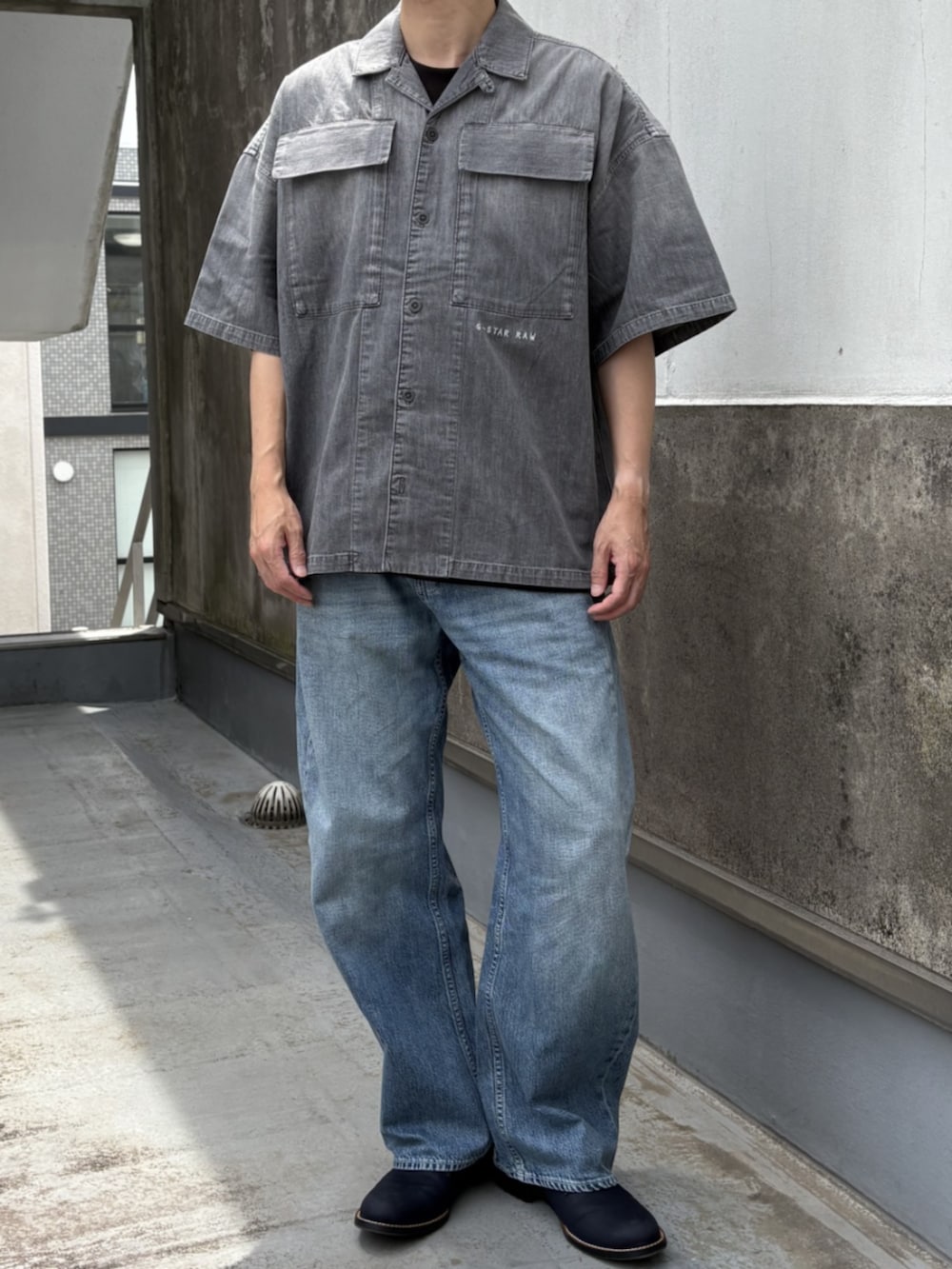 グレー系のシャツ/ブラウス、ブラック系のTシャツ/カットソー、ブルー系のデニムパンツを着用したメンズの夏コーディネートの2枚目の写真