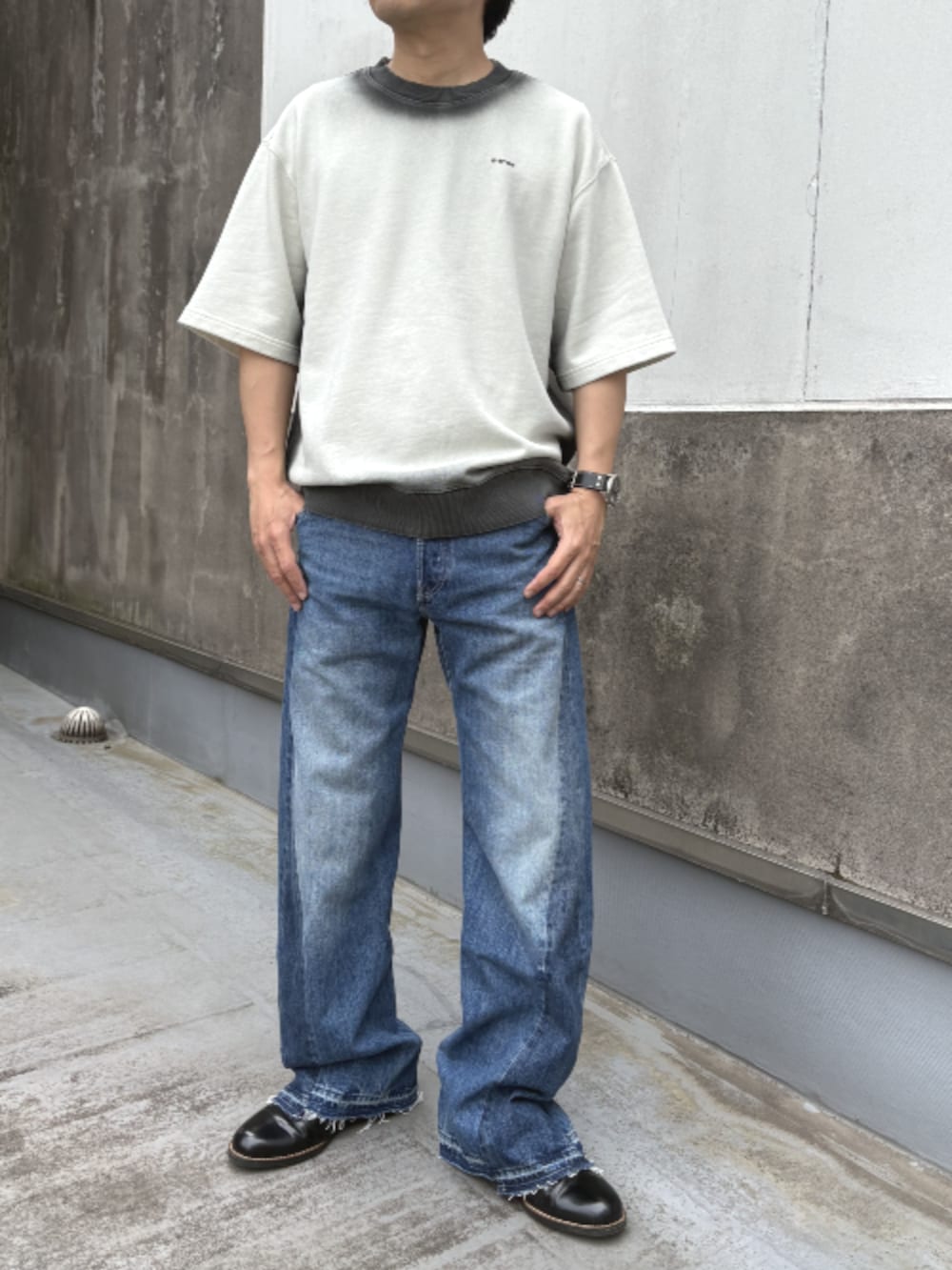 グリーン系のシャツ/ブラウス、ホワイト系のTシャツ/カットソー、ブルー系のデニムパンツを着用したメンズの春コーディネートの3枚目の写真