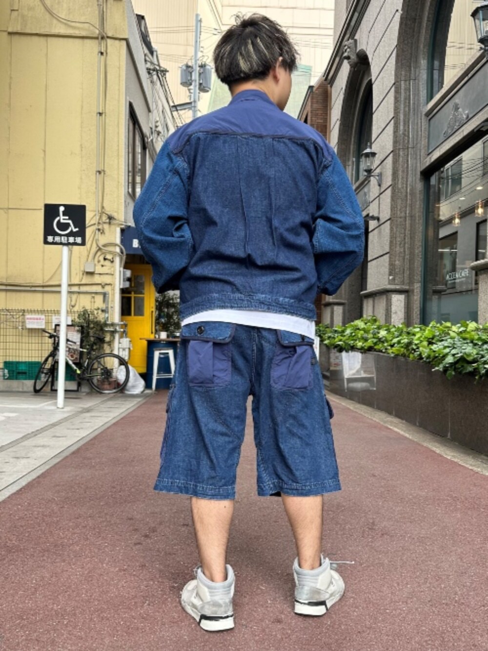 ブルー系のデニムジャケット、ホワイト系のTシャツ/カットソー、ブルー系のその他パンツを着用したメンズの夏コーディネートの2枚目の写真