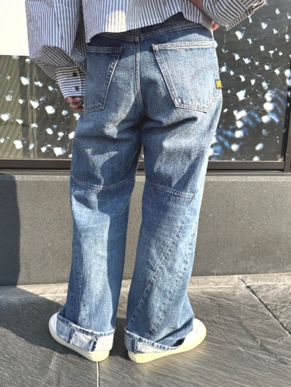 ブルー系のデニムパンツ、その他のシャツ/ブラウスを着用したレディースの夏コーディネートの2枚目の写真