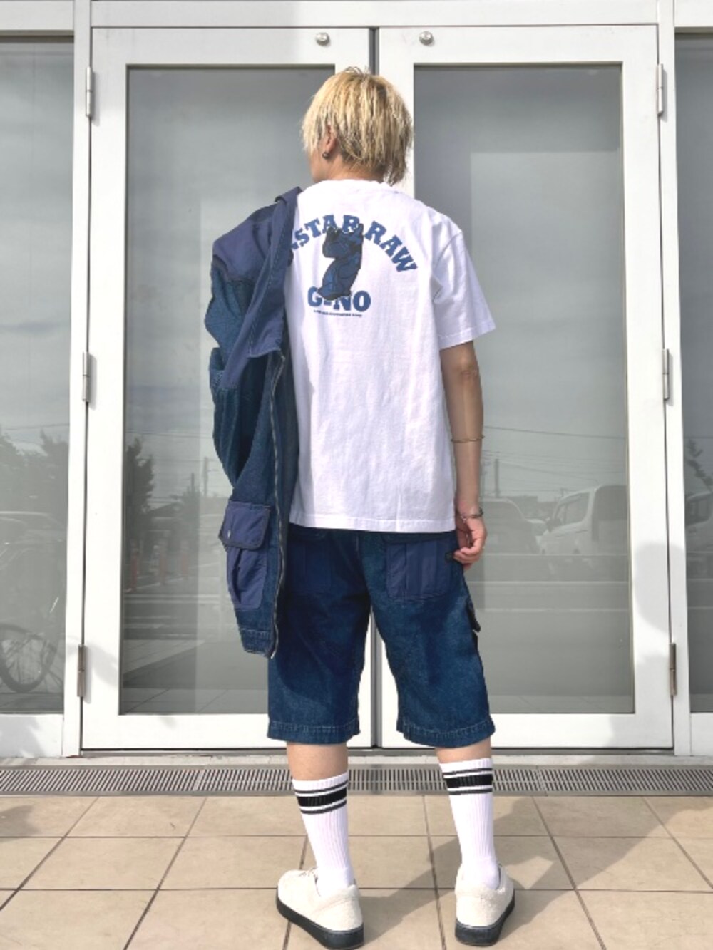 ブルー系のデニムジャケット、ホワイト系のTシャツ/カットソー、ブルー系のその他パンツを着用したメンズの夏コーディネートの2枚目の写真