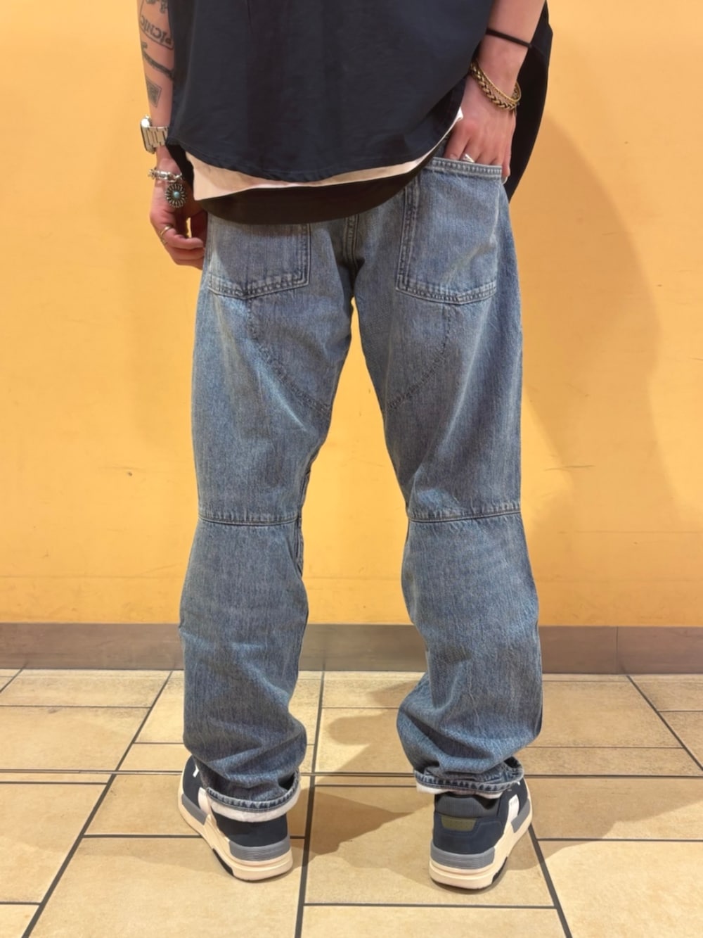 ホワイト系のTシャツ/カットソー、ブルー系のシャツ/ブラウス、ブルー系のデニムパンツを着用したメンズの夏コーディネートの4枚目の写真