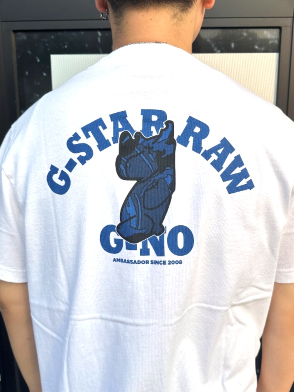 ホワイト系のTシャツ/カットソー、ブラック系のボディバッグ/ウエストポーチ、ブラック系のその他パンツを着用したメンズの夏コーディネートの3枚目の写真