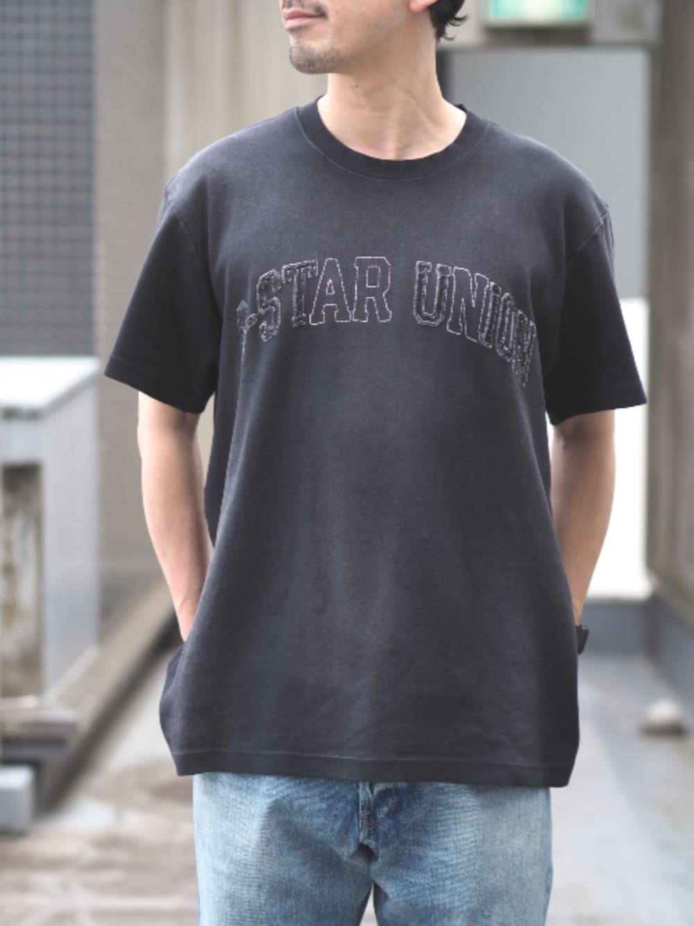 ブルー系のデニムパンツ、ブラック系のTシャツ/カットソーを着用したメンズの春コーディネートの3枚目の写真
