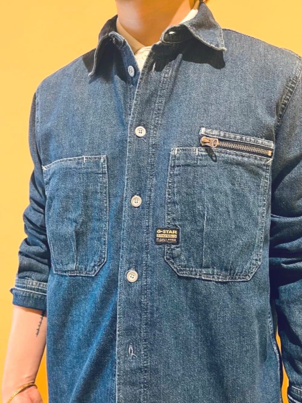 ブルー系のシャツ/ブラウス、グリーン系のカーゴパンツを着用したメンズの春コーディネートの3枚目の写真