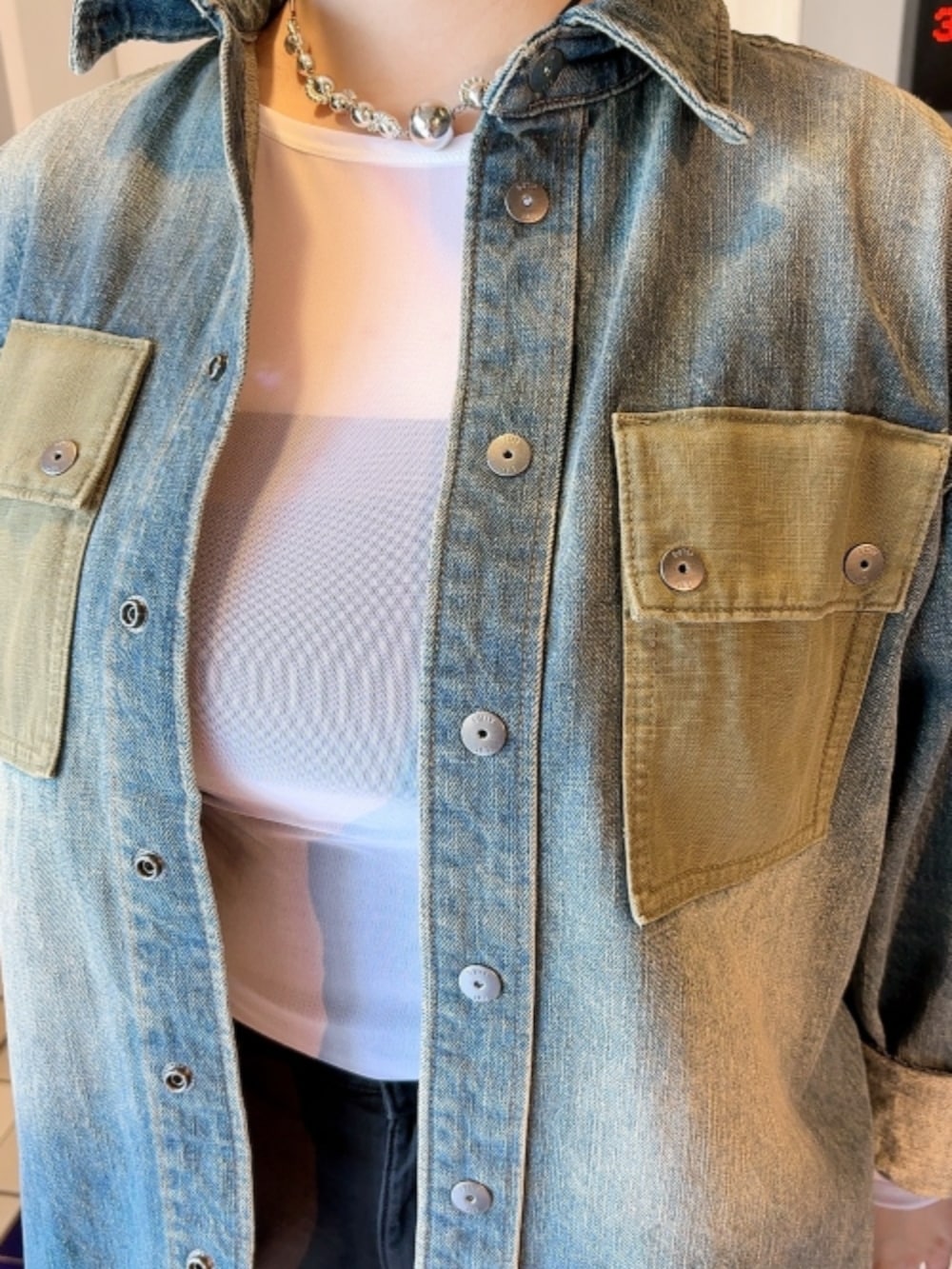 ブルー系のシャツ/ブラウス、ホワイト系のTシャツ/カットソー、ブラック系のカーゴパンツを着用したレディースの冬コーディネートの3枚目の写真