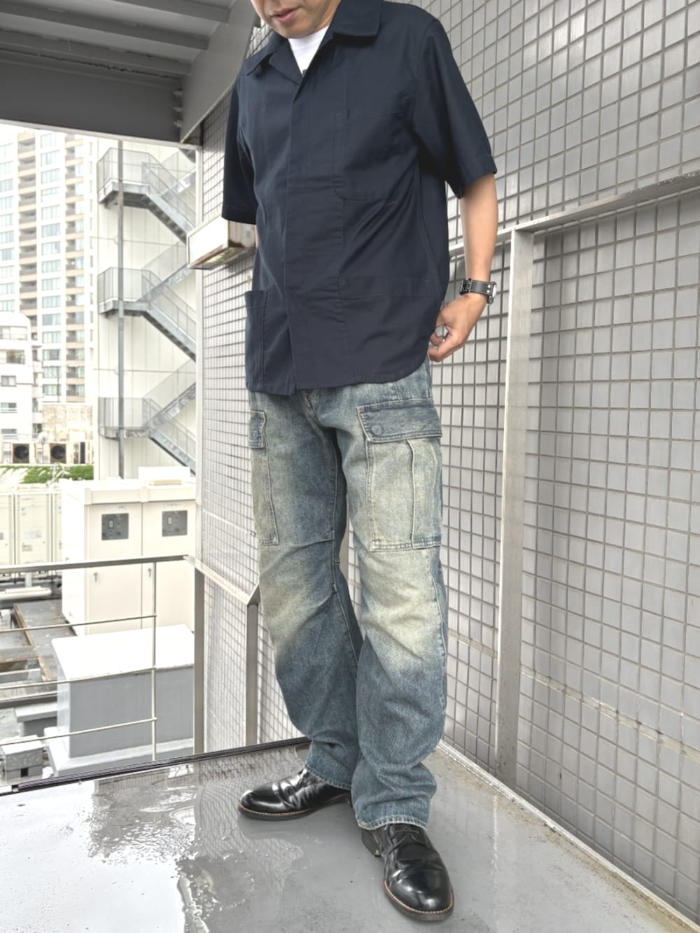 ブルー系のデニムパンツ、ブルー系のシャツ/ブラウスを着用したメンズの春コーディネートの2枚目の写真