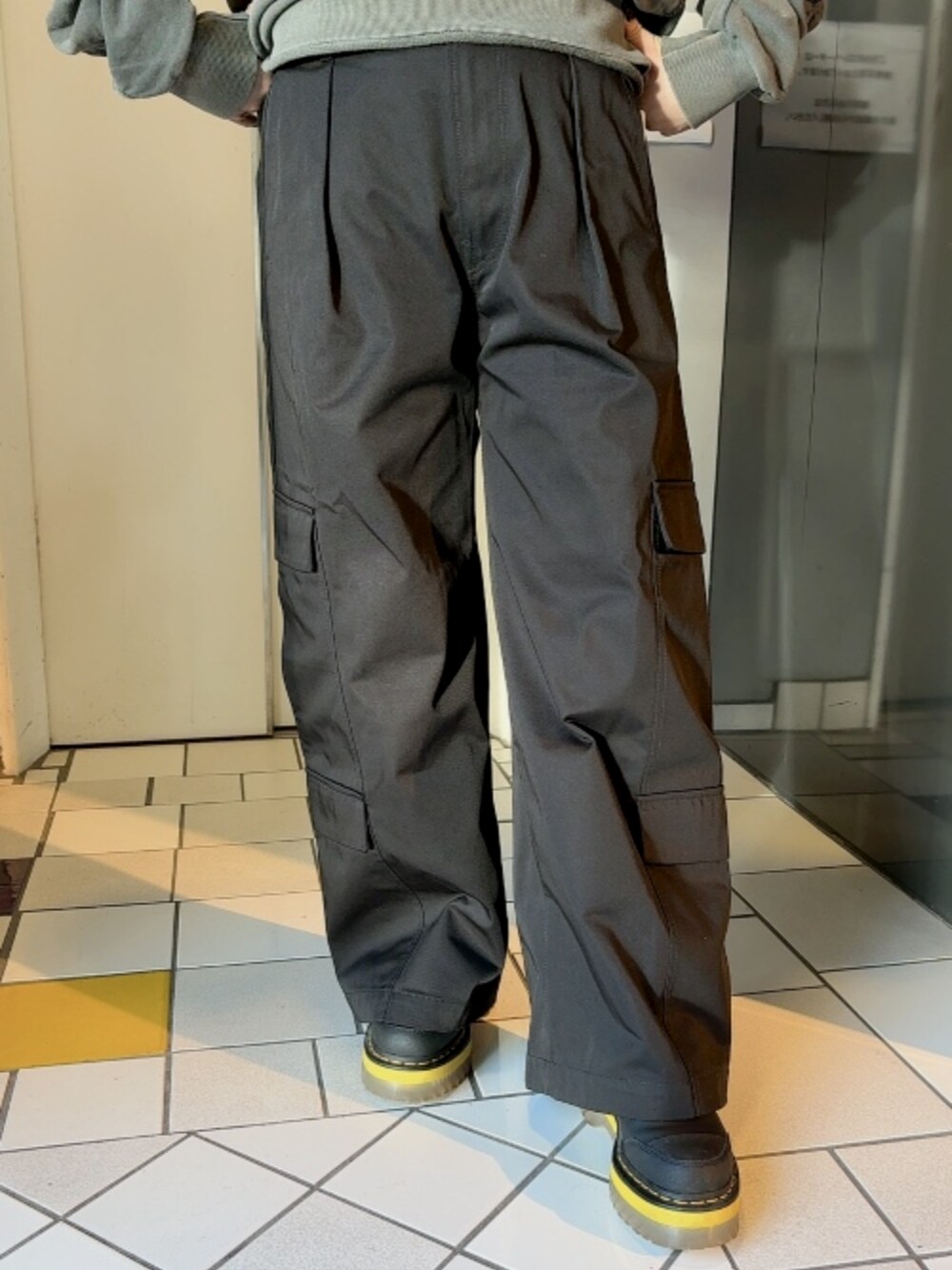 ベージュ系のMA-1、ベージュ系のニット/セーター、ブラック系のカーゴパンツを着用したレディースの秋コーディネートの3枚目の写真