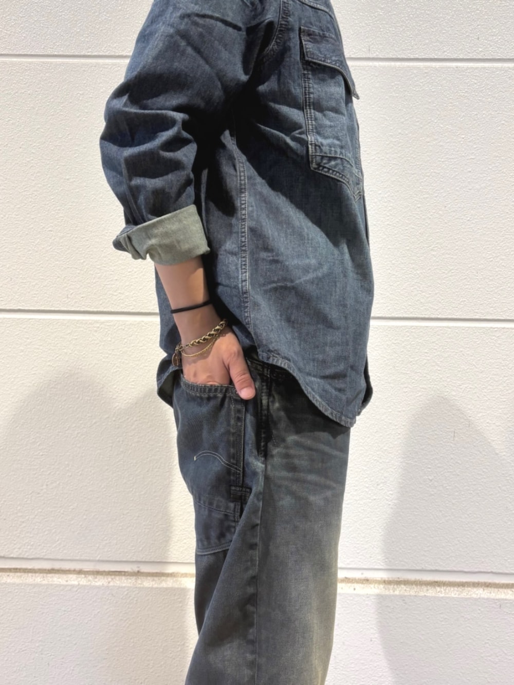 ブルー系のデニムパンツ、ブルー系のシャツ/ブラウスを着用したメンズの秋コーディネートの3枚目の写真