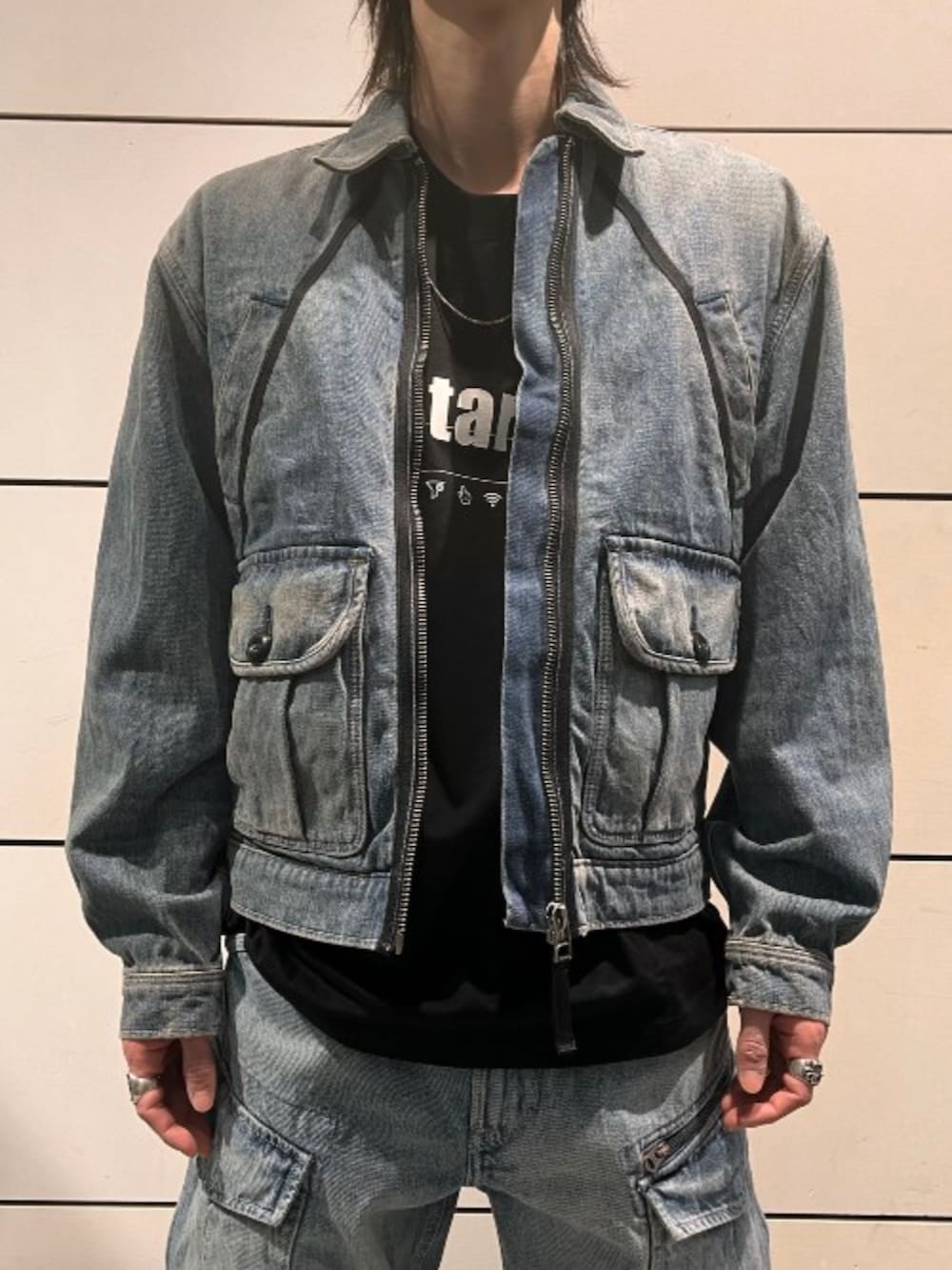 ブルー系のデニムジャケット、ブラック系のTシャツ/カットソーを着用したメンズの春コーディネートの3枚目の写真