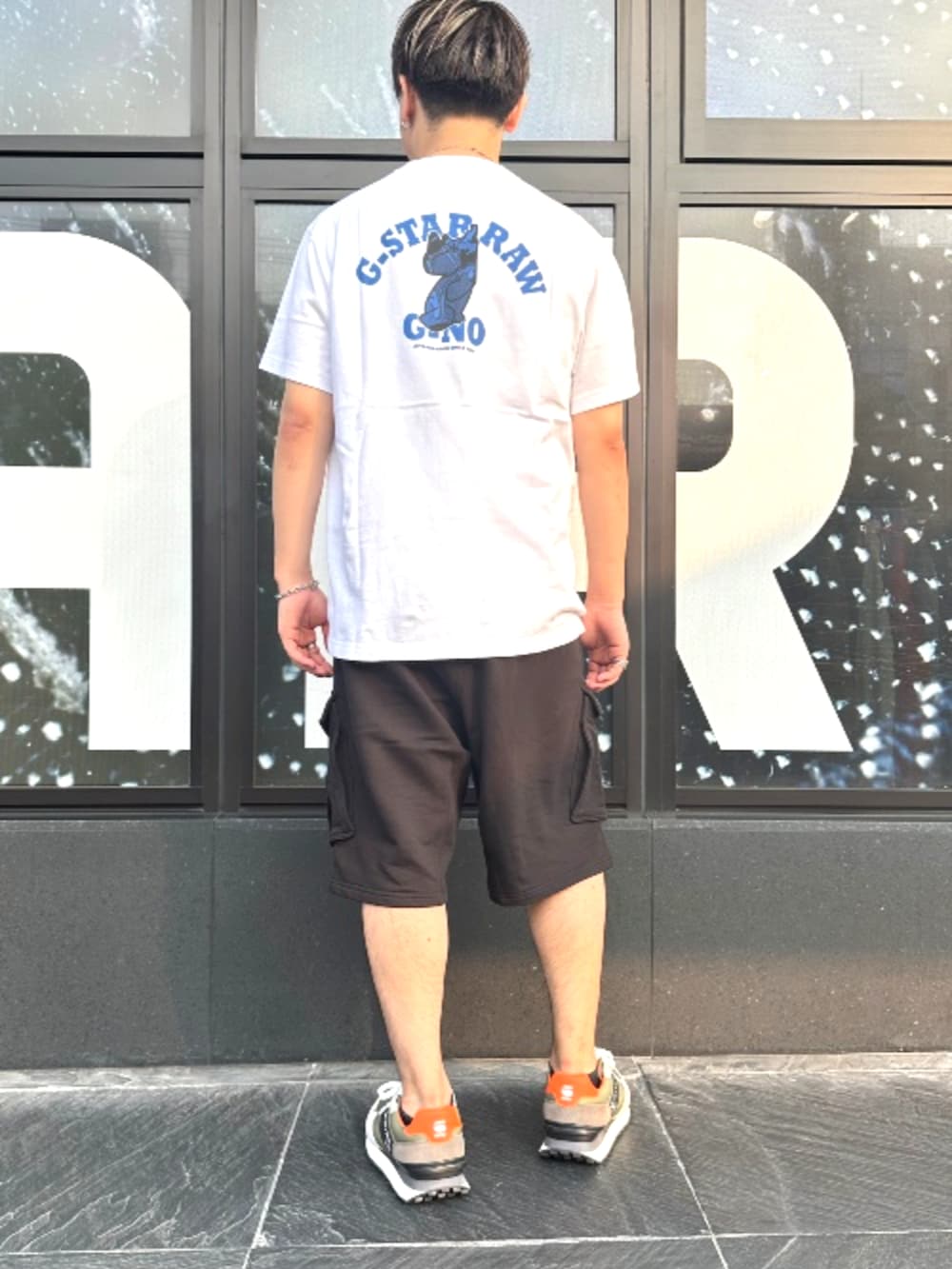 ホワイト系のTシャツ/カットソー、ブラック系のボディバッグ/ウエストポーチ、ブラック系のその他パンツを着用したメンズの夏コーディネートの2枚目の写真