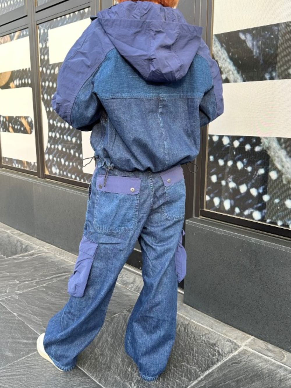 ブルー系のブルゾン、ホワイト系のTシャツ/カットソー、ブルー系のデニムパンツを着用したレディースの春コーディネートの3枚目の写真