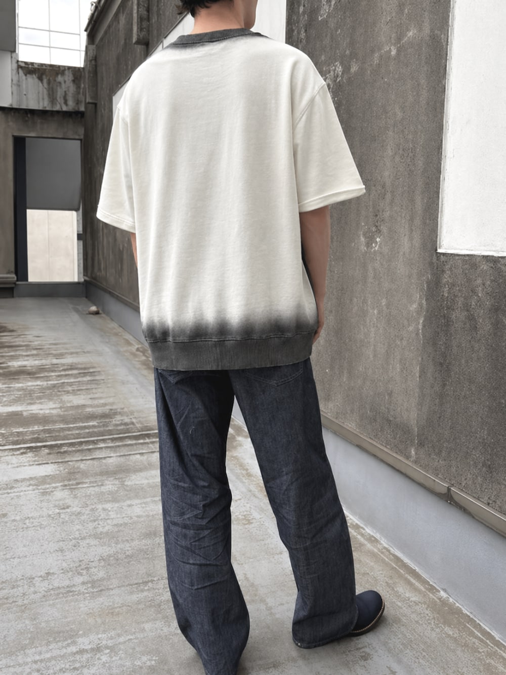 ホワイト系のTシャツ/カットソー、ブルー系のデニムパンツを着用したメンズの春コーディネートの2枚目の写真