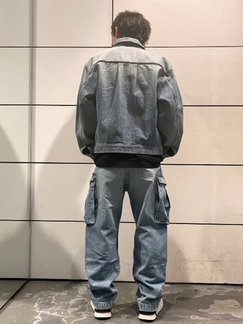 ブルー系のデニムジャケット、ブラック系のTシャツ/カットソーを着用したメンズの春コーディネートの2枚目の写真