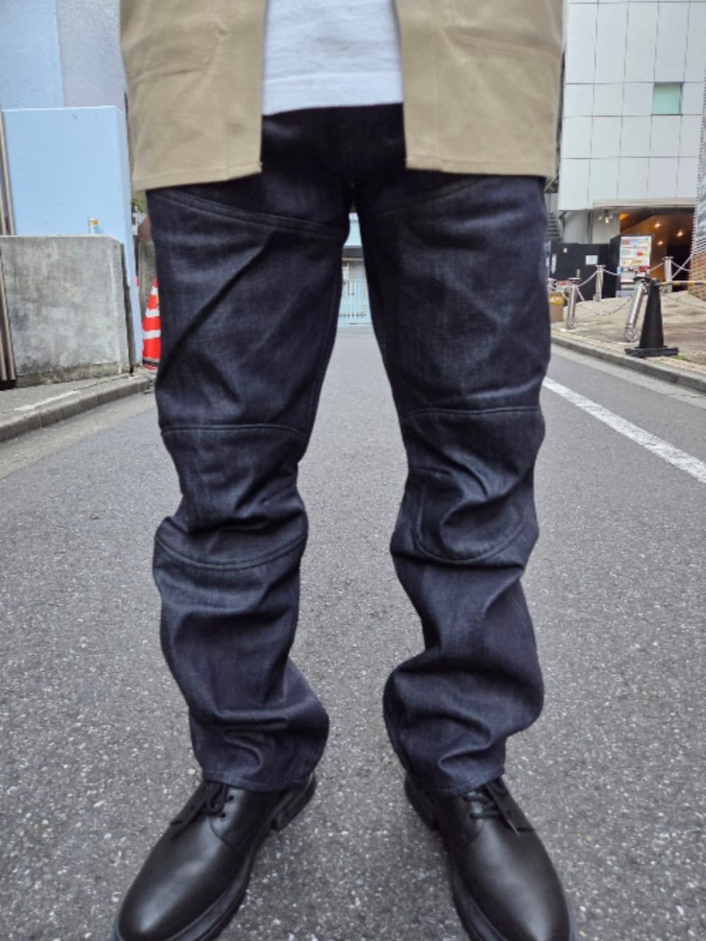 ベージュ系のシャツ/ブラウス、ブルー系のデニムパンツを着用したメンズの秋コーディネートの2枚目の写真