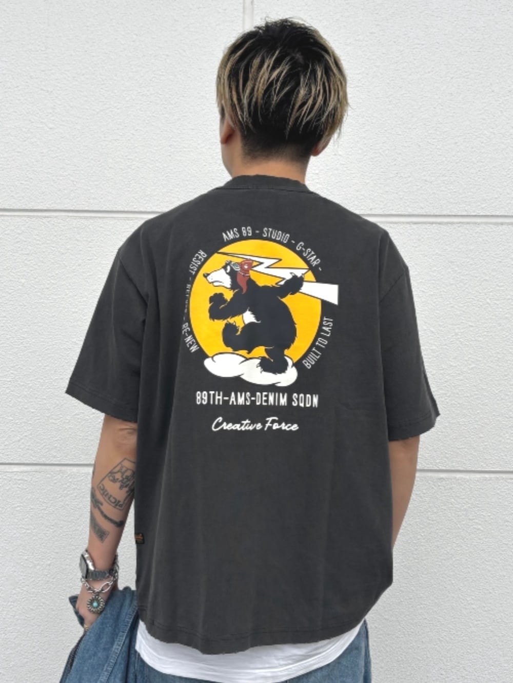 ブルー系のデニムジャケット、ブラック系のTシャツ/カットソー、ブルー系のデニムパンツを着用したメンズの春コーディネートの2枚目の写真