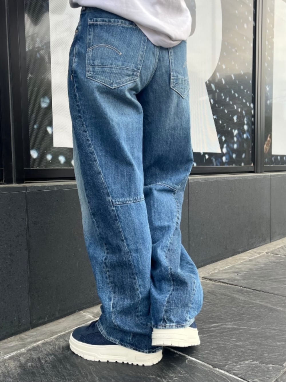 ホワイト系のTシャツ/カットソー、ブルー系のデニムパンツを着用したレディースの春コーディネートの4枚目の写真