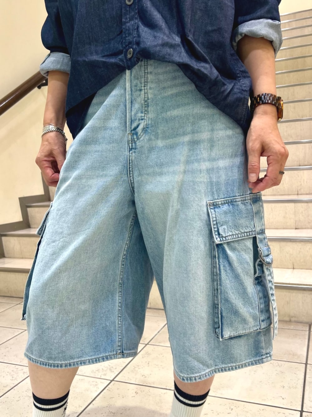 ブルー系のシャツ/ブラウス、ブルー系のその他パンツを着用したレディースの夏コーディネートの2枚目の写真