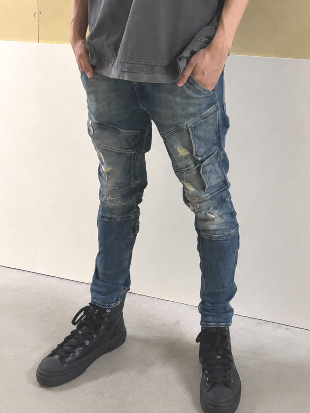 ブラック系のスニーカー、ブラック系のTシャツ/カットソー、ブルー系のデニムパンツを着用したメンズの夏コーディネートの2枚目の写真