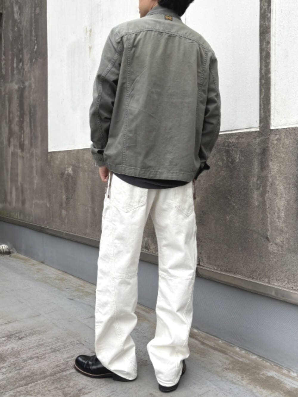 グリーン系のシャツ/ブラウス、ベージュ系のデニムパンツ、グレー系のTシャツ/カットソーを着用したメンズの春コーディネートの2枚目の写真