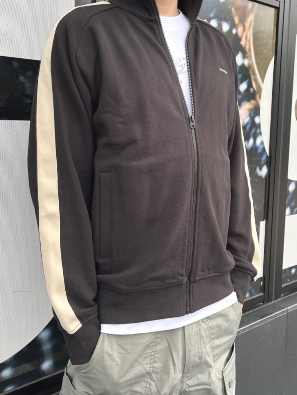 グレー系のカーゴパンツ、ブラック系のジャージ、ホワイト系のTシャツ/カットソーを着用したメンズの夏コーディネートの2枚目の写真