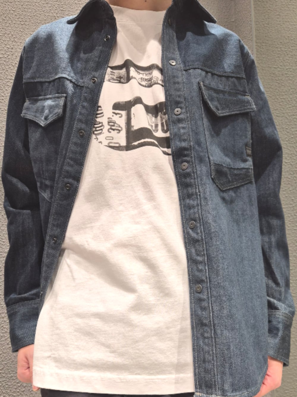 ホワイト系のTシャツ/カットソー、ブルー系のシャツ/ブラウス、ブラック系のカーゴパンツを着用したメンズの春コーディネートの3枚目の写真