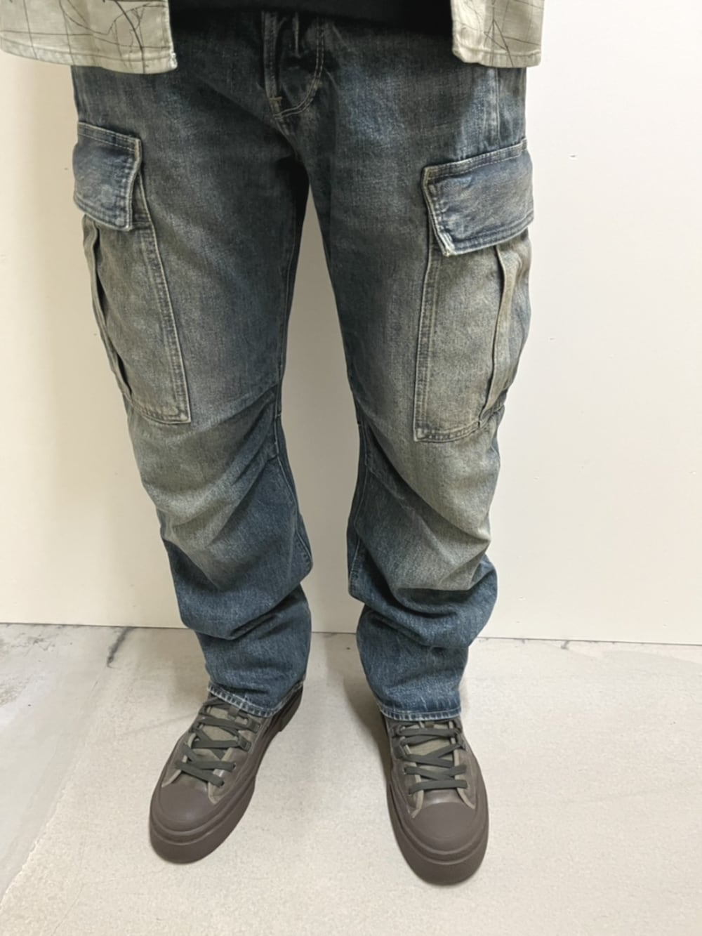 ブラック系のTシャツ/カットソー、ブルー系のデニムパンツ、グリーン系のシャツ/ブラウスを着用したメンズの夏コーディネートの2枚目の写真