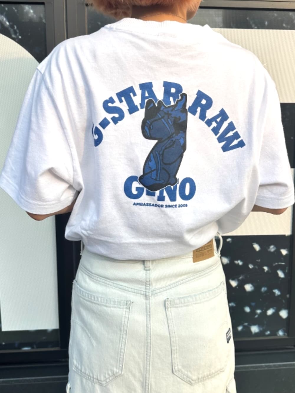 ホワイト系のTシャツ/カットソー、ブルー系のスカートを着用したレディースの夏コーディネートの3枚目の写真