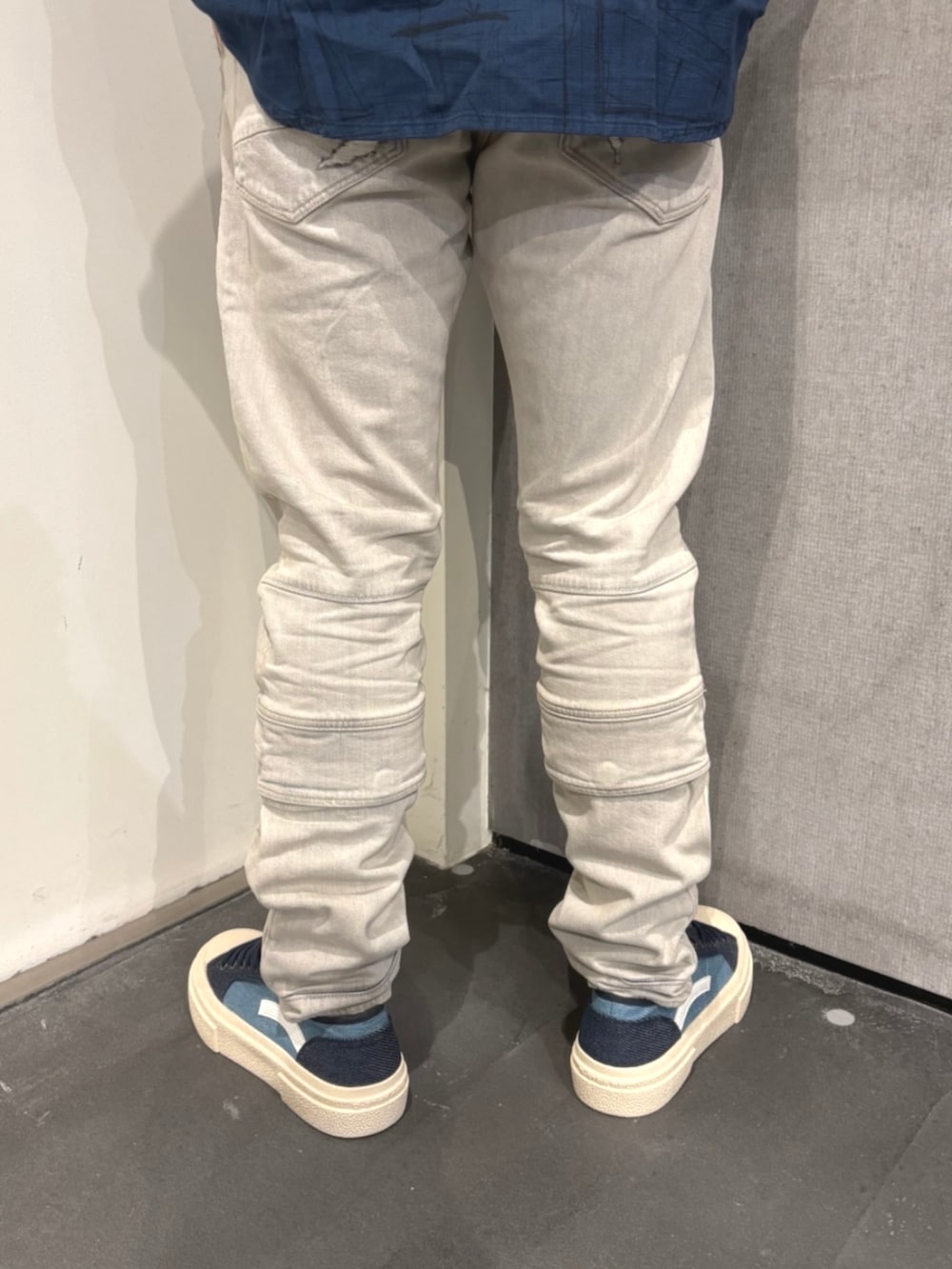 ブルー系のデニムパンツ、ホワイト系のTシャツ/カットソー、ブルー系のシャツ/ブラウスを着用したメンズの夏コーディネートの4枚目の写真