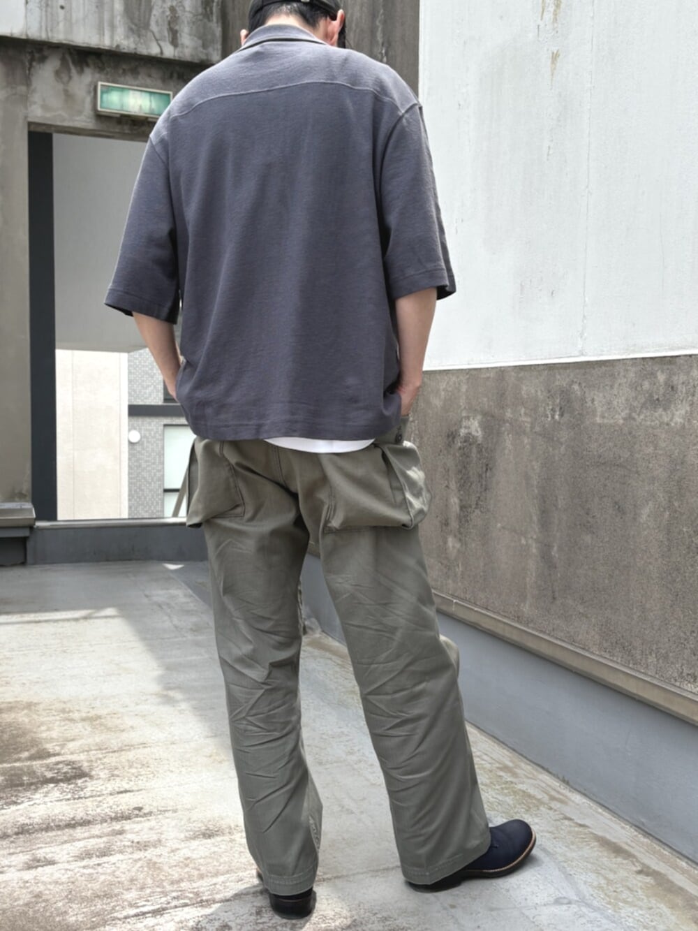 グレー系のシャツ/ブラウス、ホワイト系のTシャツ/カットソー、グリーン系のチノパンツを着用したメンズの夏コーディネートの3枚目の写真
