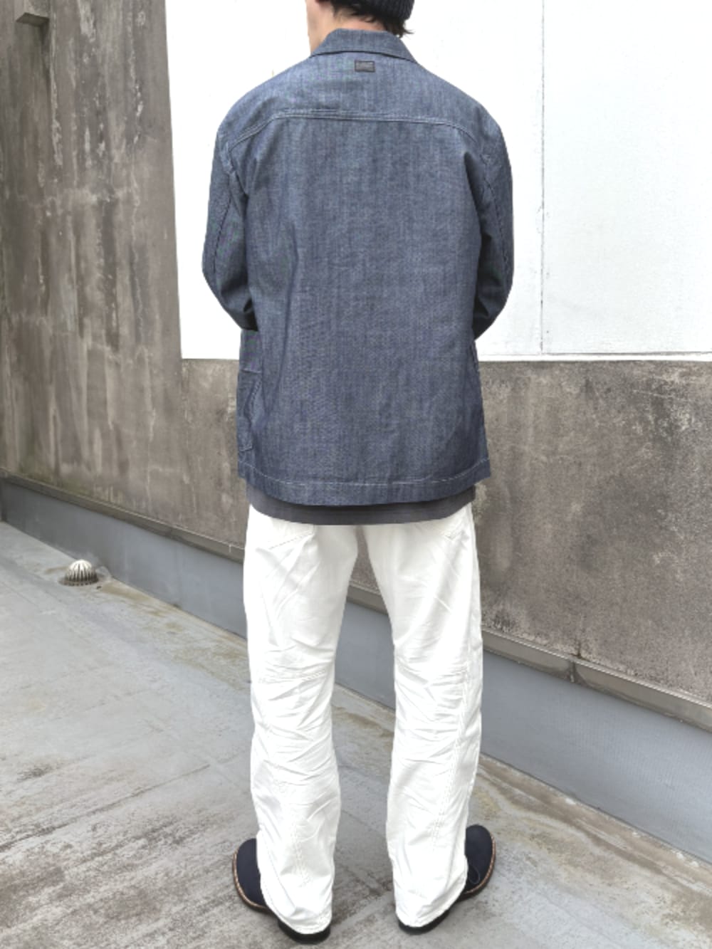 ブルー系のデニムジャケット、グレー系のTシャツ/カットソー、ベージュ系のデニムパンツを着用したメンズの春コーディネートの2枚目の写真