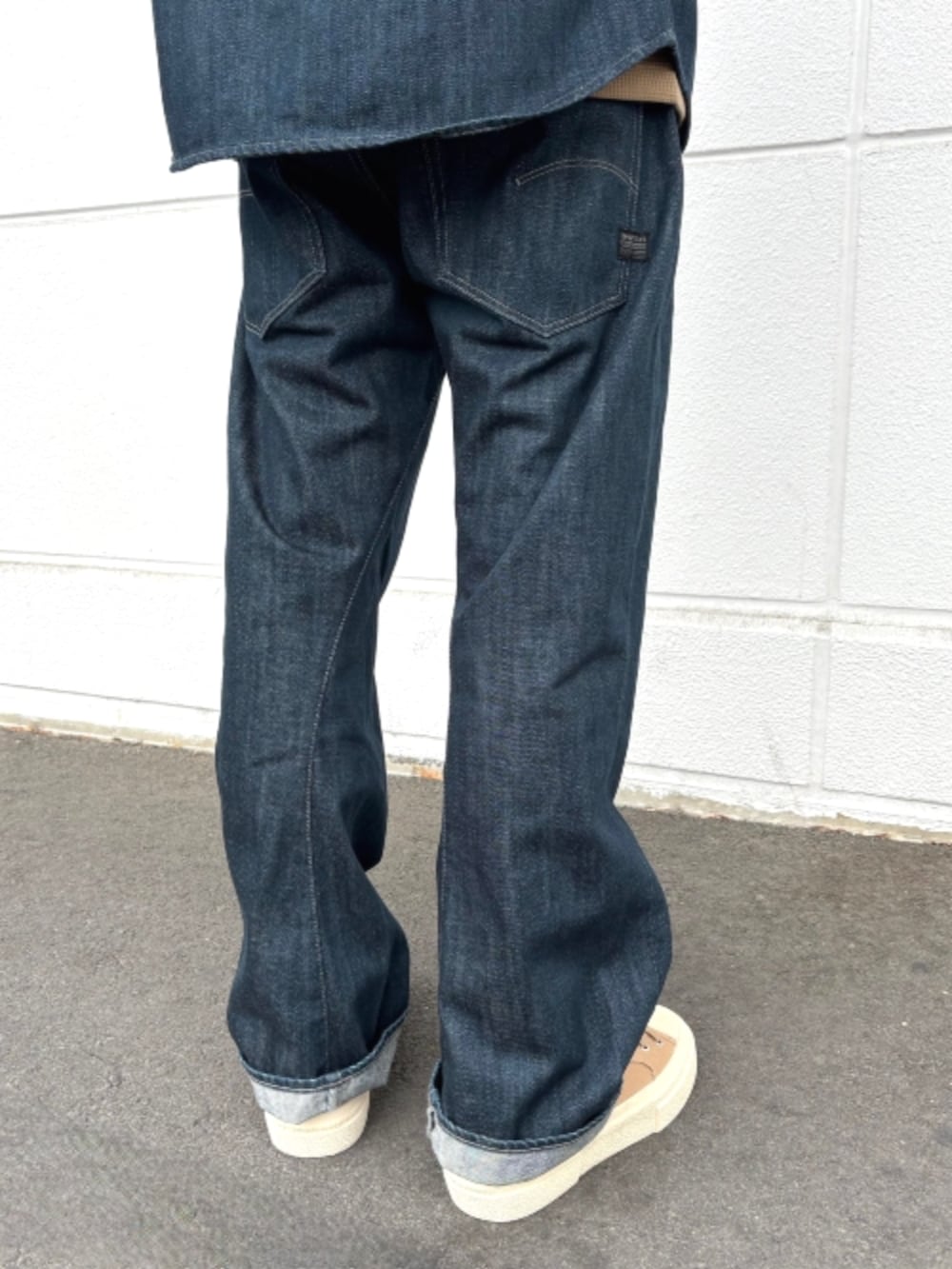 ブルー系のデニムパンツ、ブルー系のシャツ/ブラウスを着用したメンズの春コーディネートの3枚目の写真