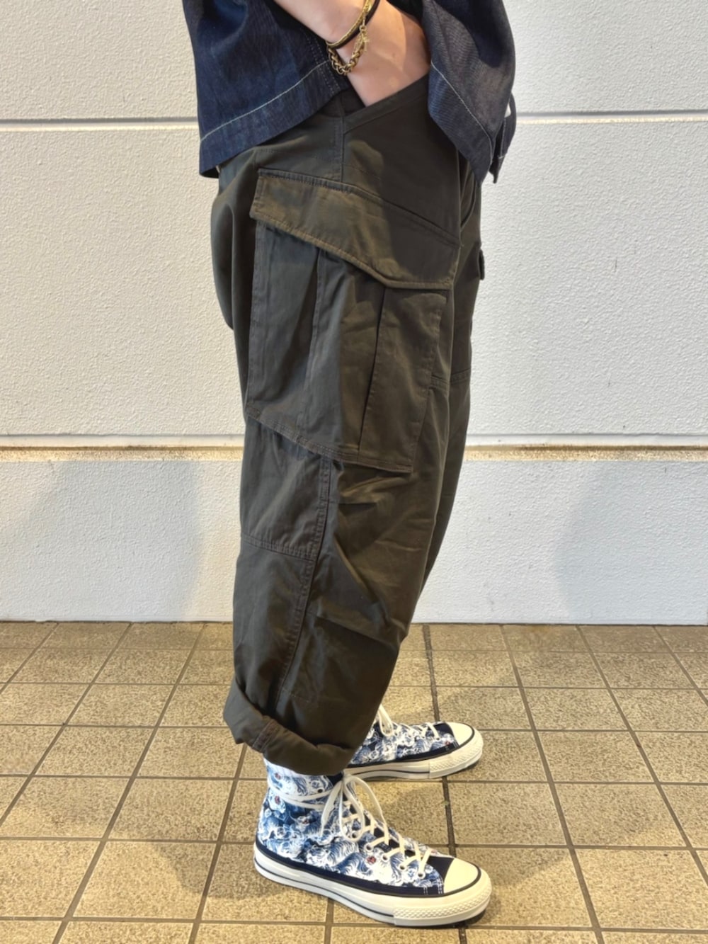 ホワイト系のTシャツ/カットソー、ブルー系のシャツ/ブラウス、グリーン系のカーゴパンツを着用したメンズの夏コーディネートの2枚目の写真
