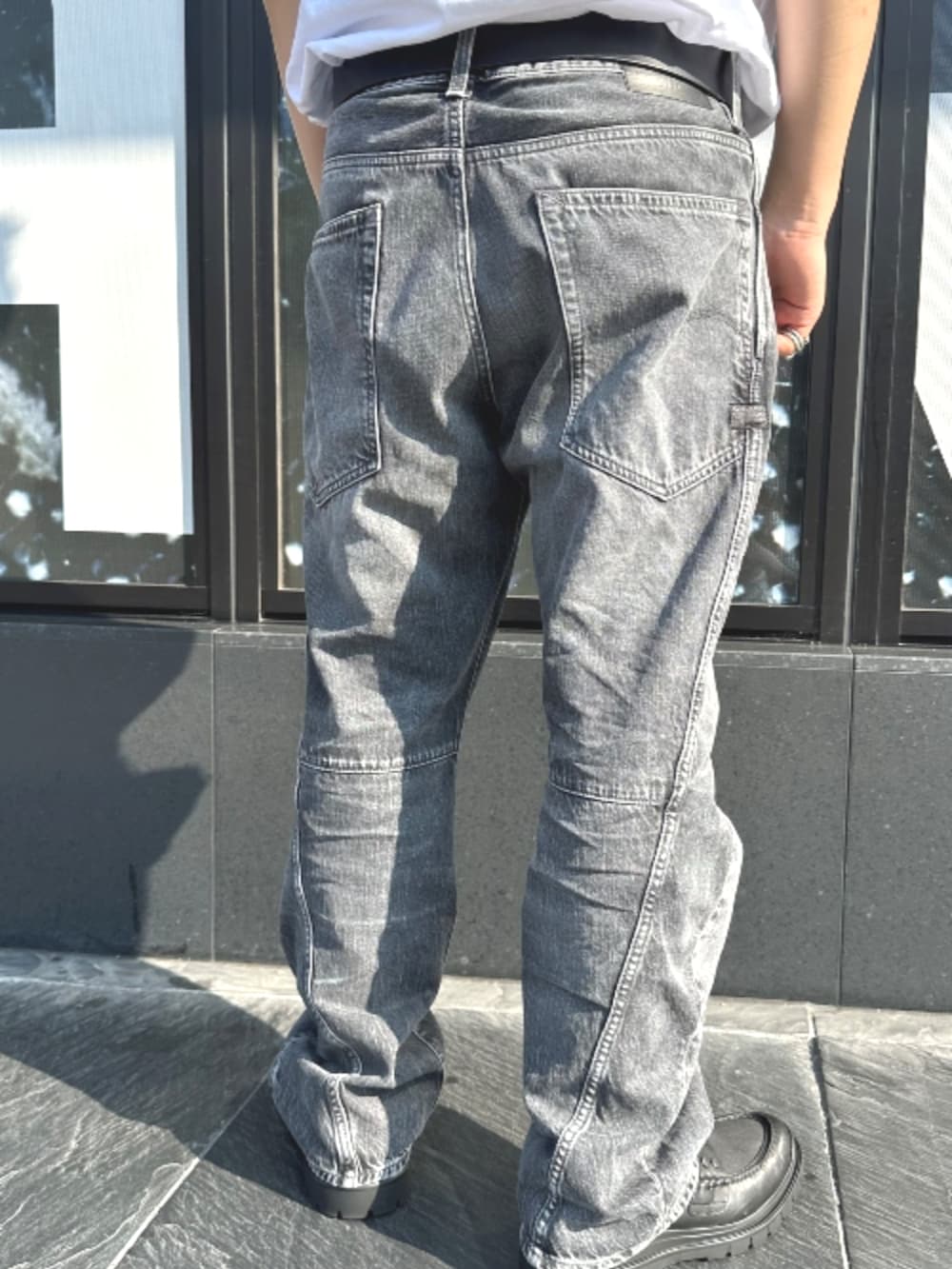 ブラック系のデニムパンツを着用したメンズの秋コーディネートの3枚目の写真