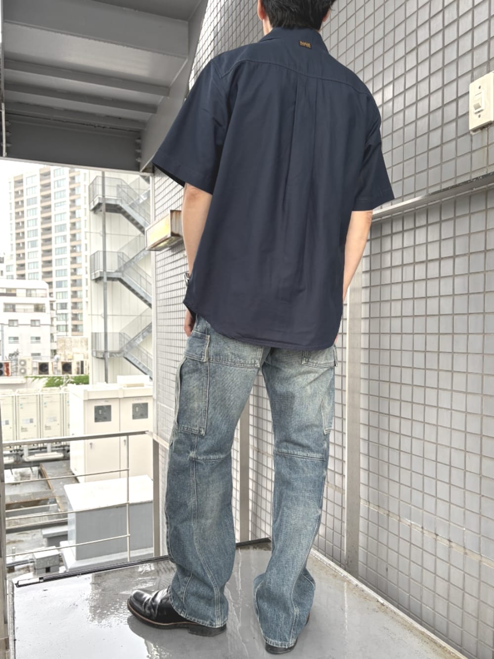 ブルー系のデニムパンツ、ブルー系のシャツ/ブラウスを着用したメンズの春コーディネートの3枚目の写真