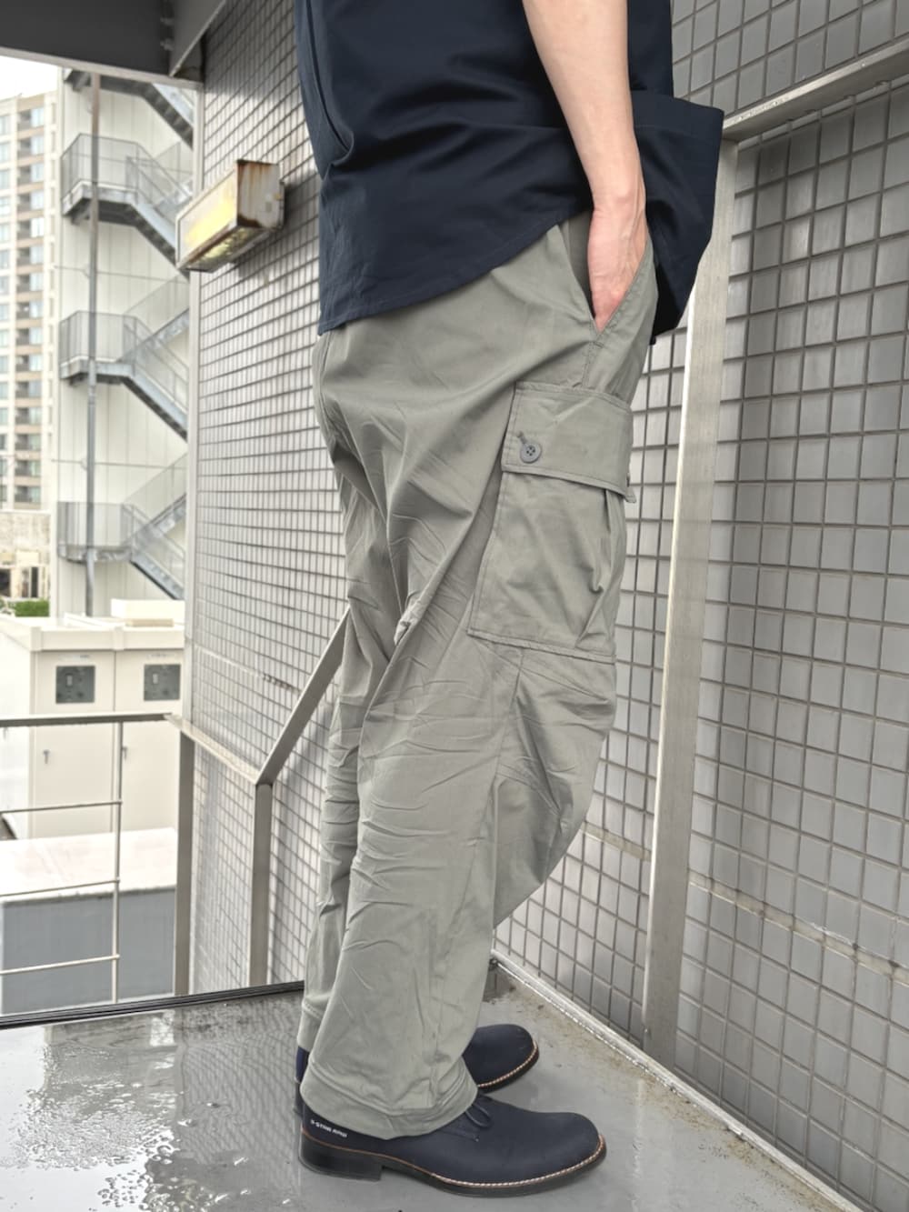 ブルー系のシャツ/ブラウス、グレー系のカーゴパンツを着用したメンズの夏コーディネートの4枚目の写真